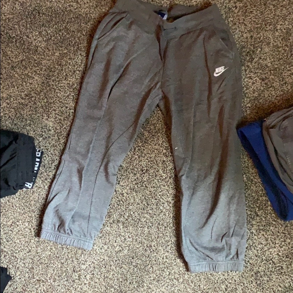 Small nike cropped joggers